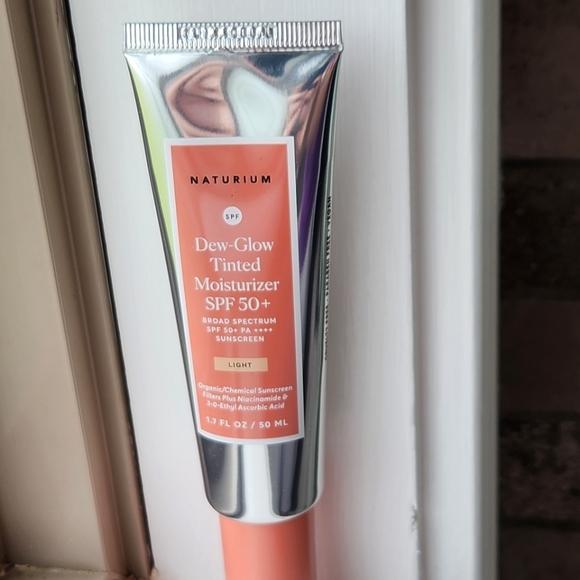 NIB NATURIUM DEW GLOW TINTED MOISTURIZER SPF50+ LIGHT - Picture 12 of 15